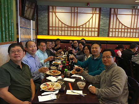 下届SAPA会长刘建博士（左），，，，，，，，欧博ABG新泽西客户总监王建锋博士（右5）等专家碰杯庆佳节