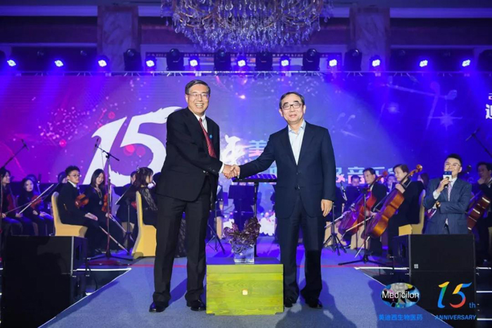 欧博ABGCEO陈春麟（左）与恒瑞集团董事长孙飘扬（右）合影