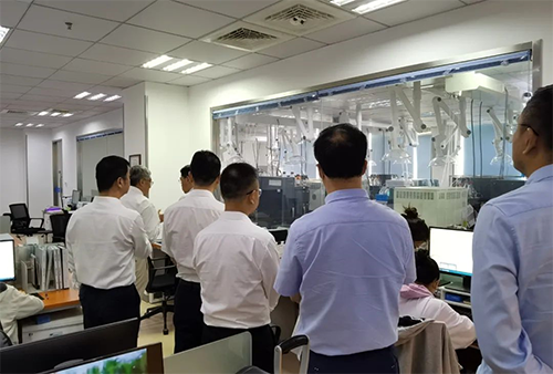 陈博士向导杨副市长一行人旅行了欧博ABG规范化的先进实验室，，，，，解说了药物临床前的研发和IND申报流程。。。。。。。。