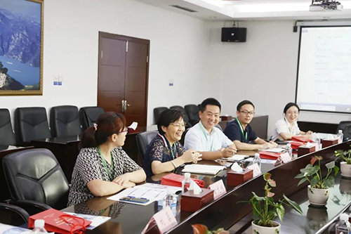 宜昌人福药业副总裁、总工程师李莉娥，，，，，，，产品开发中心主任吕金良，，，，，，，副主任吴有斌、曲龙妹等