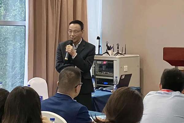 图6-欧博ABG药代动力学及生物剖析部副总裁万宏博士主持Panel讨论会.png