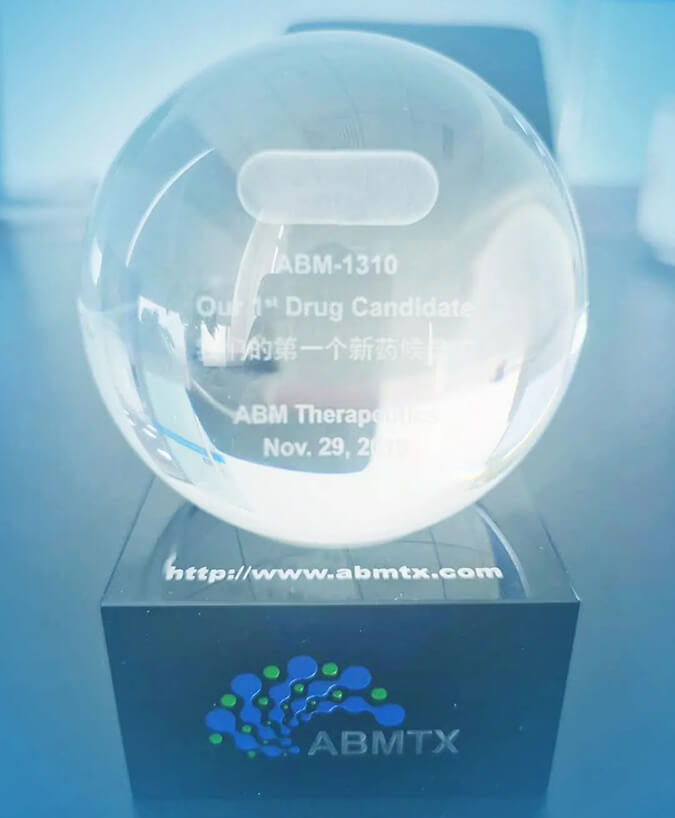 璧辰医药赠予欧博ABG“欧博ABG第一个候选化合物”纪念奖杯.jpg
