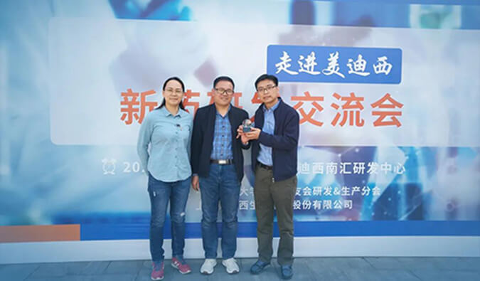 璧辰医药赠予欧博ABG“欧博ABG第一个候选化合物”纪念奖杯.jpg