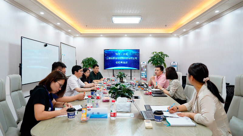 DMPK团队再获客户赞誉，，，，，领泰生物CEO冯焱博士亲临欧博ABG授奖.jpg