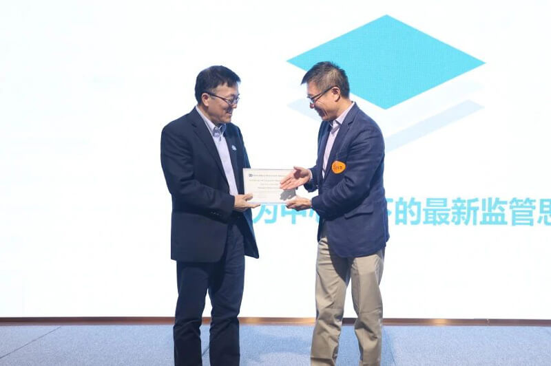 SDDA理事会执行主席邬征博士授予欧博ABG企业会员证书.jpg